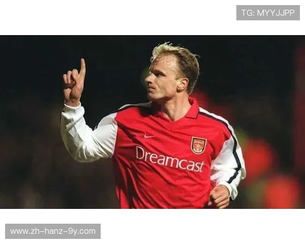 丹尼斯·博格坎普：足球场上的艺术大师与传奇之路